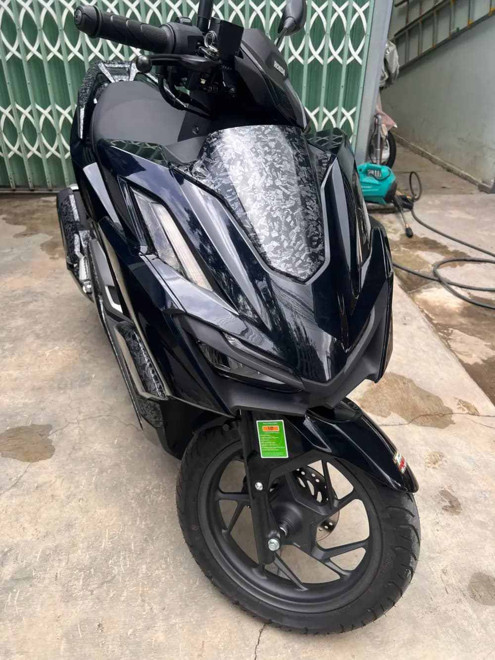 Xe máy đời mới được bảo dưỡng tại cửa hàng